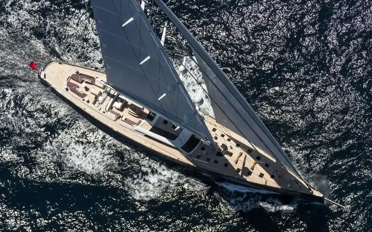 Luxe zeilboot van Baltic Yachts varend op open zee.