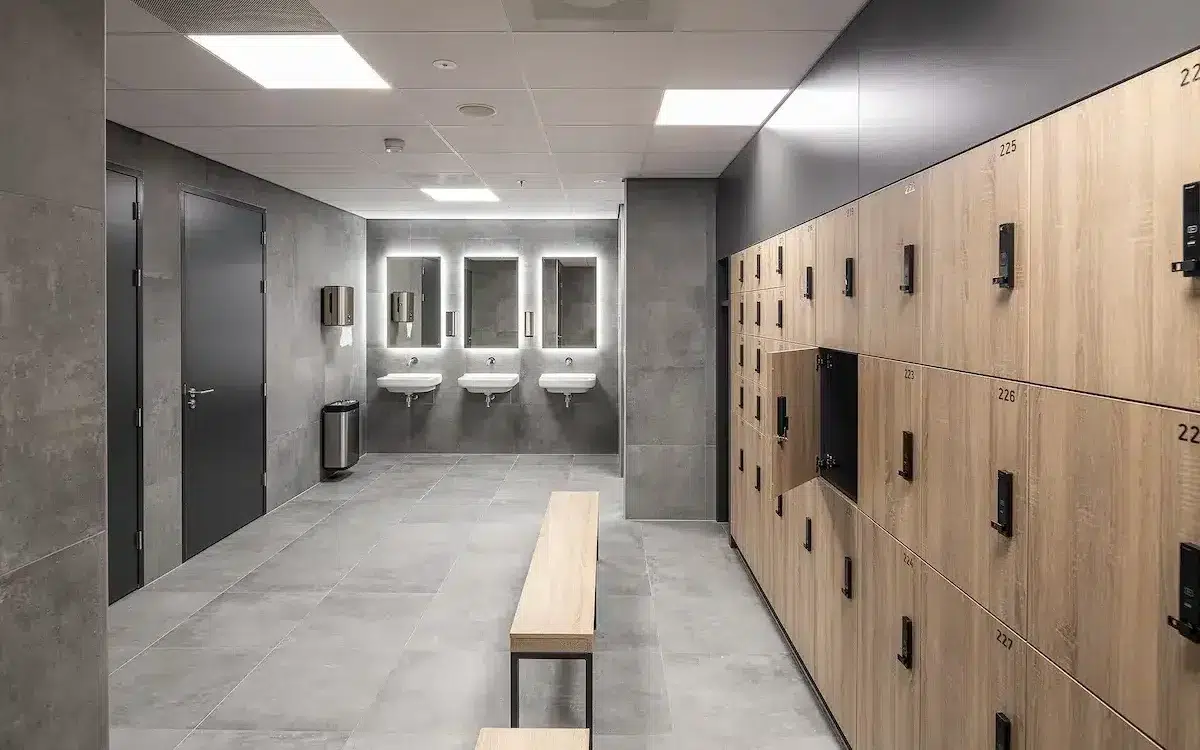 Modern lockerontwerp van WEWO Interior Concepts voor een kleedkamer, met strakke lijnen en nette uitstraling.