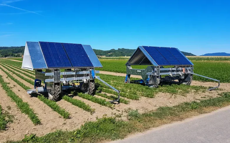 Machine van De Jongh Machines op het platteland, met metalen onderdelen en zonnepanelen.