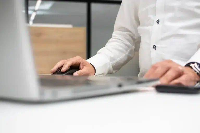 “Close-up van een zakelijke gebruiker die werkt op een laptop met muis en toetsenbord, symbool voor digitale samenwerking en CAD-softwaregebruik.