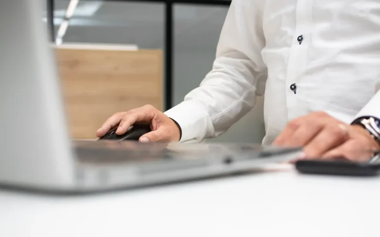 “Close-up van een zakelijke gebruiker die werkt op een laptop met muis en toetsenbord, symbool voor digitale samenwerking en CAD-softwaregebruik.