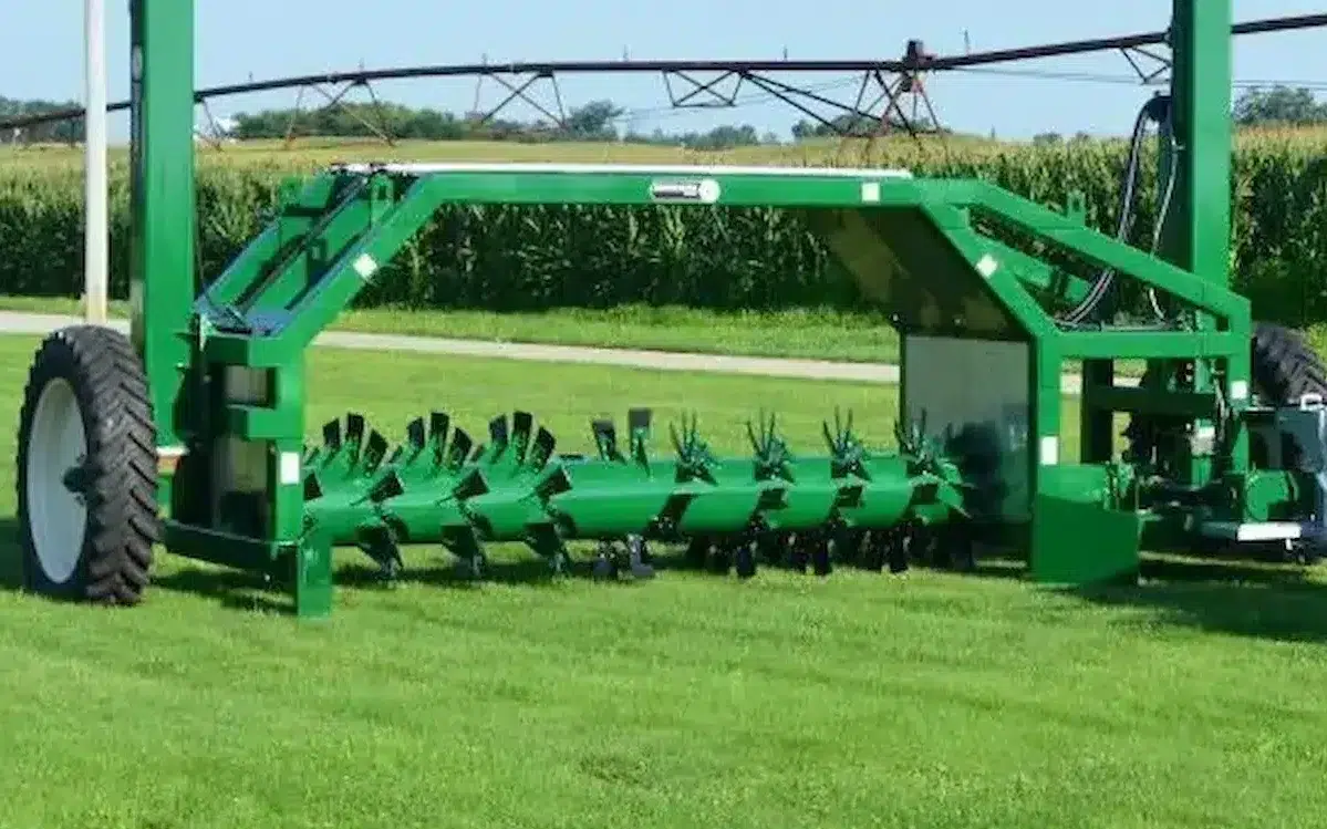 Landbouwmachine van Midwest Bio Systems in werking op het land.