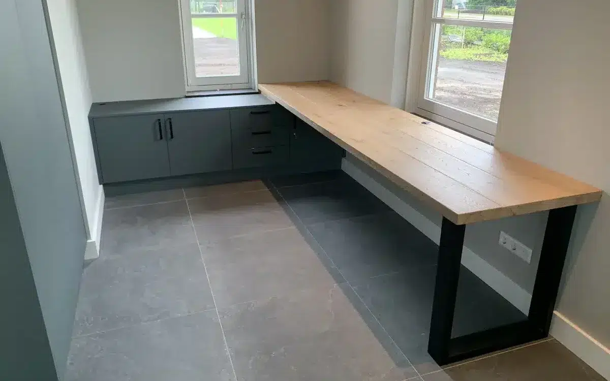 Maatwerk ontwerp van Koot met een tafel en geïntegreerde kasten.