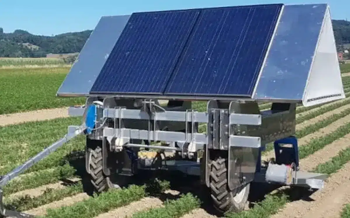 Machine van De Jongh Machines op het platteland, met metalen onderdelen en zonnepanelen.