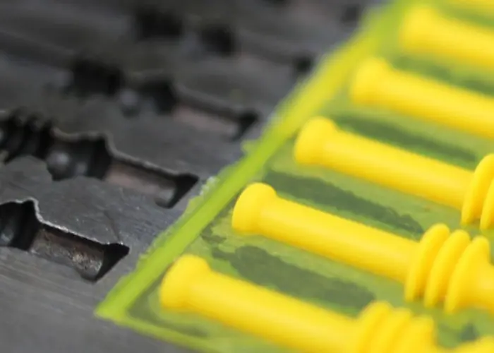 HangOn product afgebeeld met een zwart-gele mal, gebruikt voor productieprocessen.