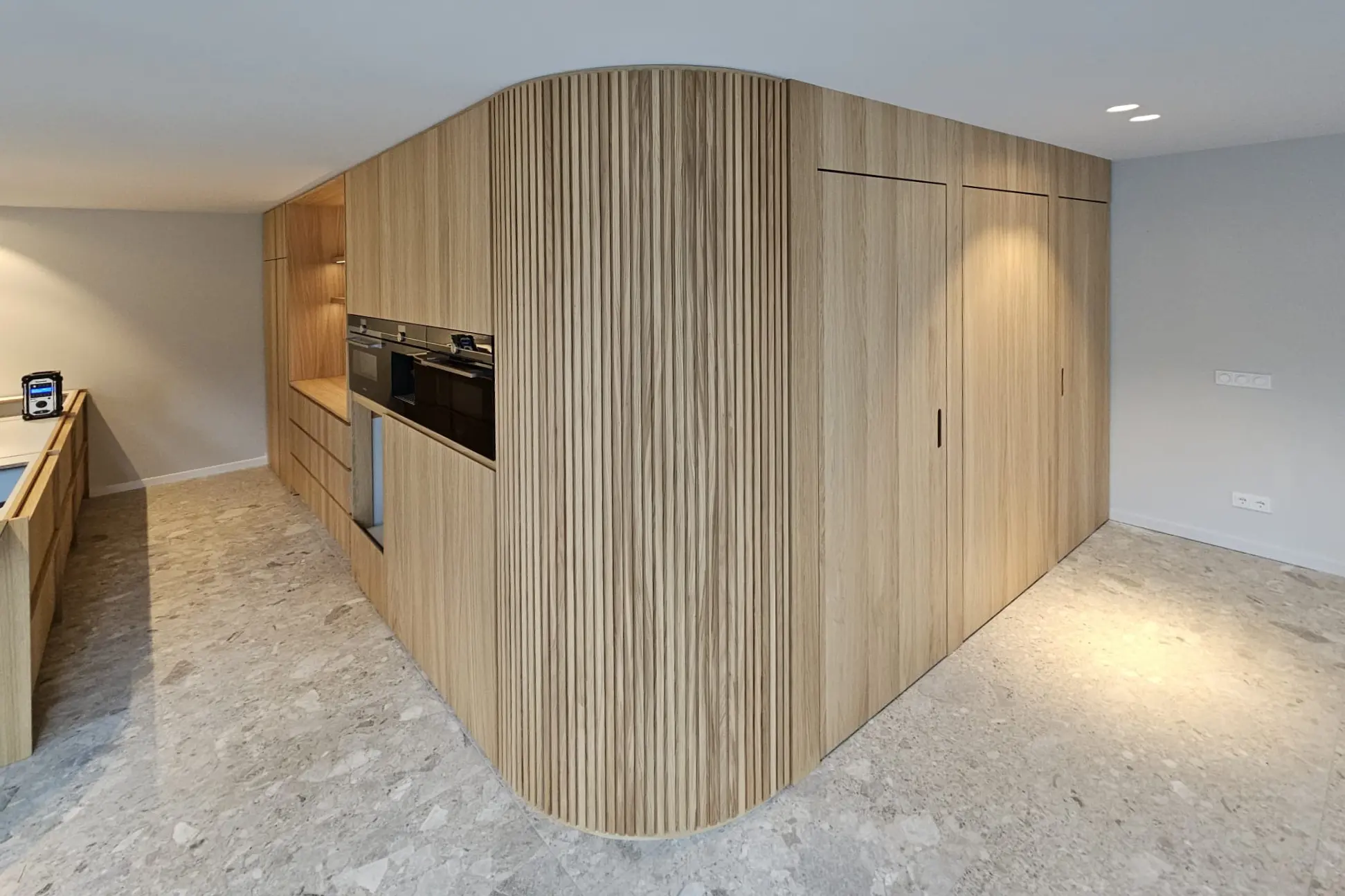 Aménagement intérieur par Redie Interiors avec des arrondis élégants et des détails raffinés