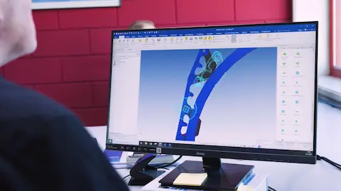 Werkvoorbereider werkt aan een IronCAD-ontwerp op een computerscherm bij Lumacon