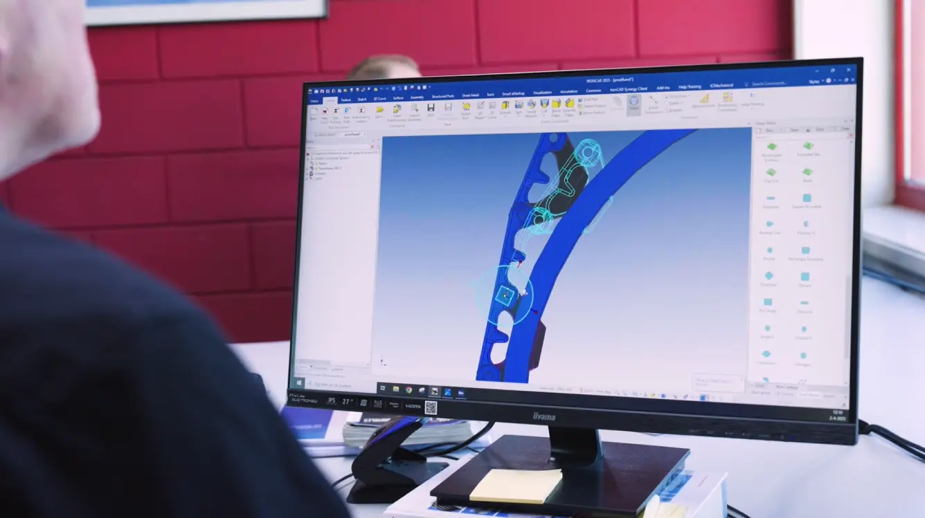 Werkvoorbereider werkt aan een IronCAD-ontwerp op een computerscherm.