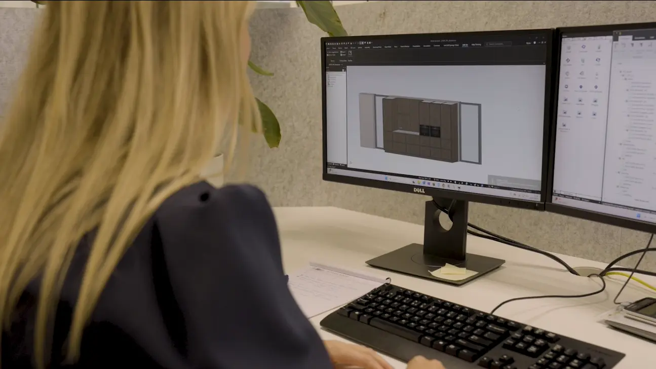 Medewerker van Technoplanning ontwerpt een interieur in 3D met IronCAD op een computerscherm.
