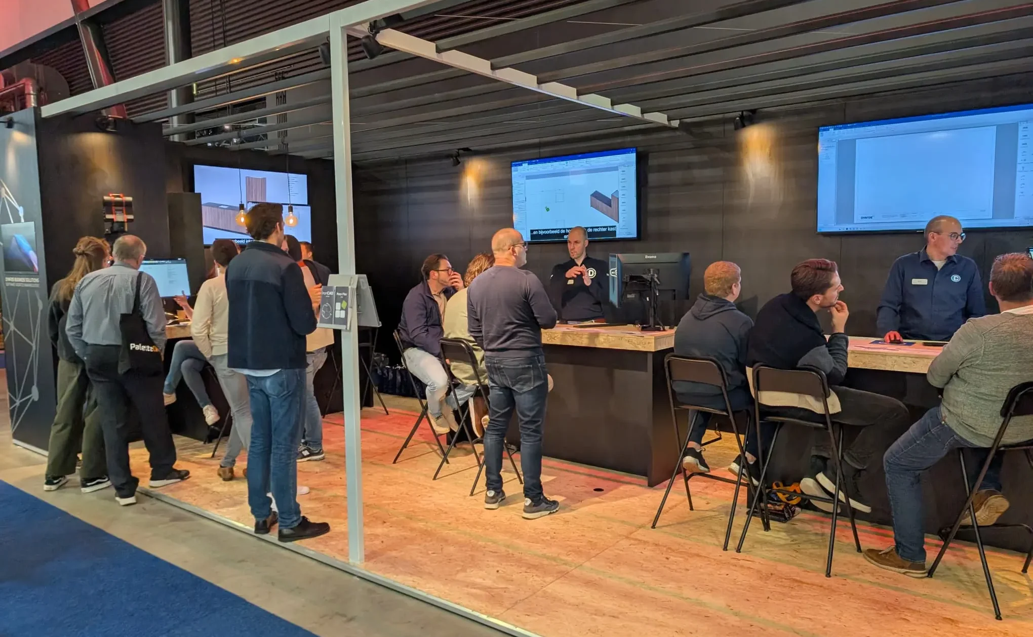 Bezoekers bekijken live demonstraties van IronCAD-software bij de stand van Dynfos Business Solutions op de beurs HoutPro+ 2025 in de Brabanthallen in ’s-Hertogenbosch