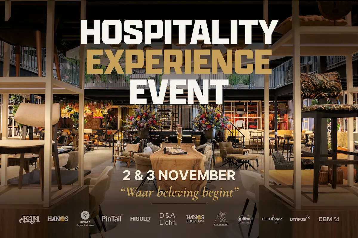 HEE Promotiebeeld voor het Hospitality Experience Event op 2 en 3 november, met een sfeervol ingerichte hospitalityruimte vol meubels, verlichting en bloemen.