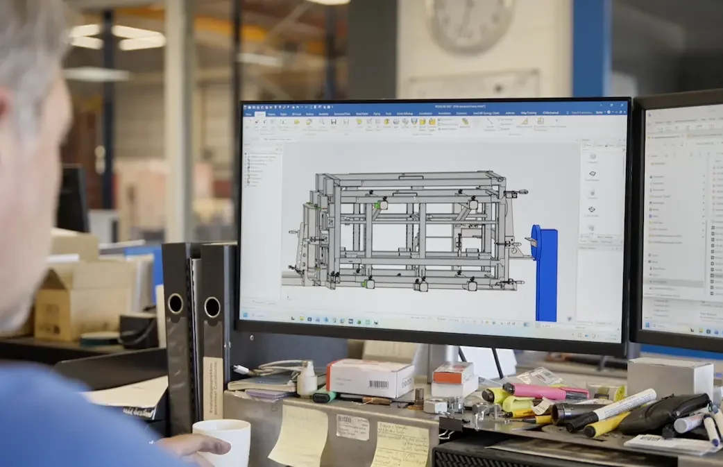 IronCAD 3D-ontwerp van een metalen constructie op het scherm bij Laveno