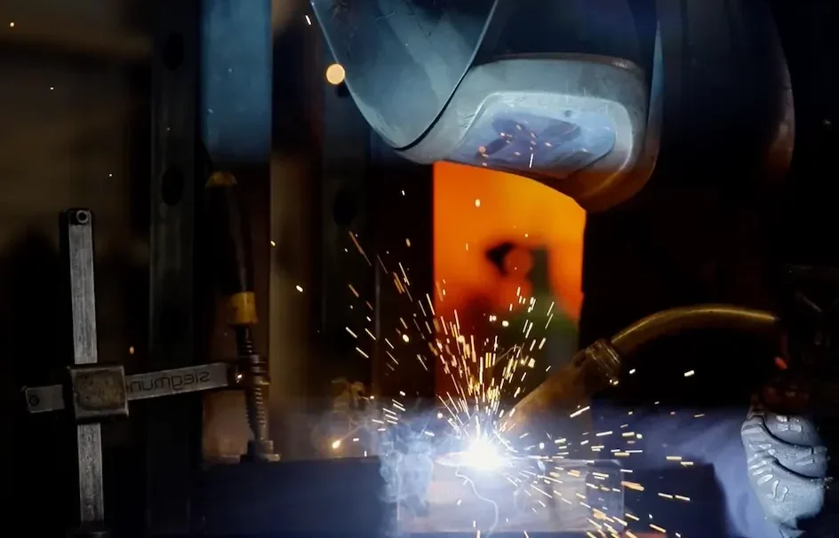 Close-up van laswerkzaamheden aan een metalen constructie bij Laveno